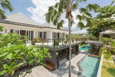 Image de Villa de style ethnique de 4 chambres près de la plage de Berawa, Canggu;