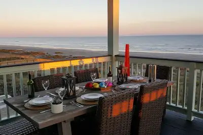 Image de Front de plage! Jacuzzi! Nouvelle maison personnalisée: un peu de paradis