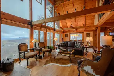 Image de Cottage haut de gamme à Mtn, Vues énormes, Bain à remous, Billard, Animaux admis, Proche du centre-ville et à proximité d'une station de ski