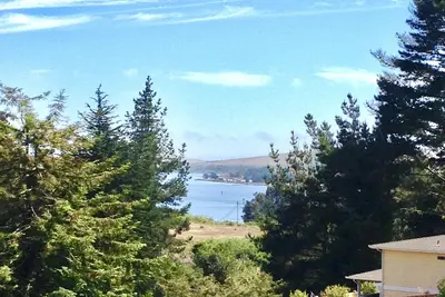 Image de \"Bay View\" Dans Une Charmante 5 ÉTOILES Remodled Home! Jardin clôturé et spa à proximité de tout!