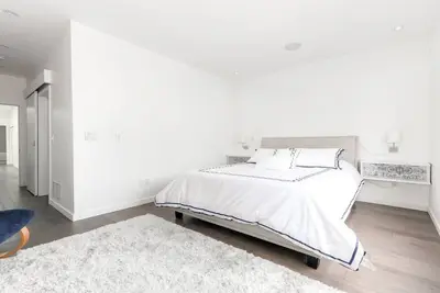 Image de marque élégante et confortable nouvelle 2 lit- 2 salles de bain