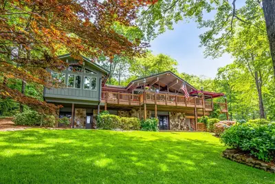 Image de Vos vacances Blue Ridge vous attend dans cette luxueuse maison au bord du lac.