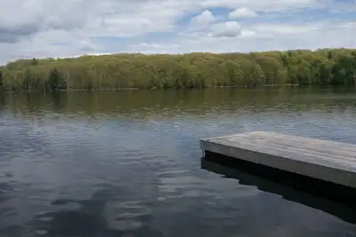 Image de Cette belle maison privée avec Bateau Lancer, sur la belle Bobs Lake On.