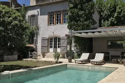 Charmante propriété nichée dans un adorable village avec jardin et piscine privée.