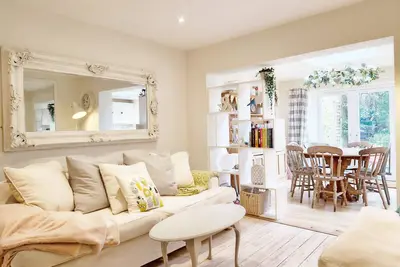 Image de Whyke Cottage, Chichester - une maison de ville qui peut accueillir 6 personnes dans 3 chambres