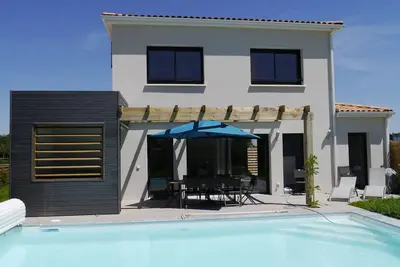 Image de Villa avec piscine, jacuzzi, climatisation, résidence avec terrain de tennis
