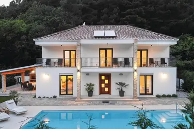Image de Belle maison à Omis avec sauna