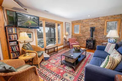 Image de Cabine élégante avec vue sur la montagne, décor rustique, grill, hamac, proche des commodités
