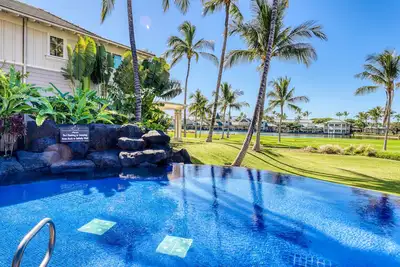 Image de Luxueux condo au rez-de-chaussée avec piscine à débordement / bain à remous et golf sur place