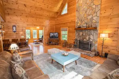 Image de Cabane en rondins paisible sur la montagne de hêtre avec de grandes vues, bain à remous, table de billard, baby-foot, 2 cheminées