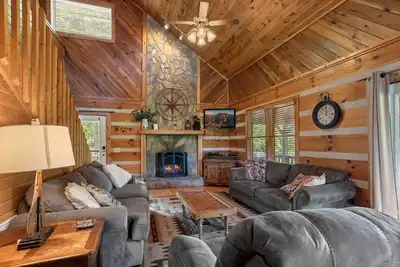 Image de Cabine 3br, vues, à 5 minutes de Boone, à proximité des attractions, bain à remous, foyer, table de Foosbol, 4 téléviseurs haute définition