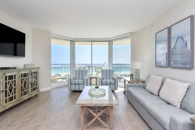 Image de Condo calme, frais et côtier en bord de mer avec balcon privé! 🐚