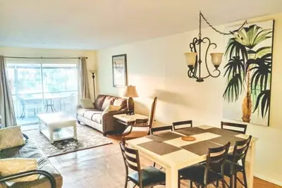 Image de 2 miles to Siesta Key, lits King Size, parking couvert. Patio blindé, nouveaux meubles