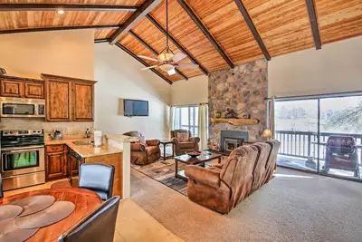 Image de Cozy Pinetop Condo w / Deck Près Golf & Tennis!