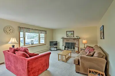 Image de Maison calme Brewster w / Deck - Mins à Bay Beaches!