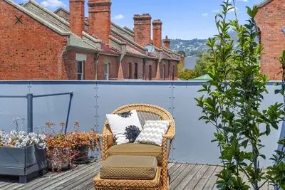 Image de North Hobart Gem. Une grande maison moderne à l'intérieur de sa façade géorgienne.