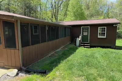 Image de Cabine confortable nichée dans les bois