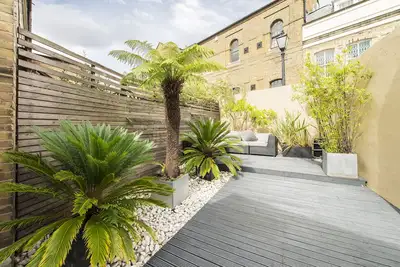 Image de Maison géorgienne dans une rue très calme et historique avec jardin et lits Tempur