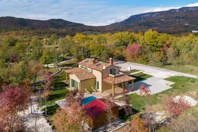 Image de Villa neuve avec piscine dans le parc naturel Ucka-Opatija. Détendez-vous et détox