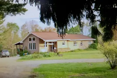 Image de 1 chambre apt niché dans 40 hectares de nature. 5 étoiles air bnb rating!
