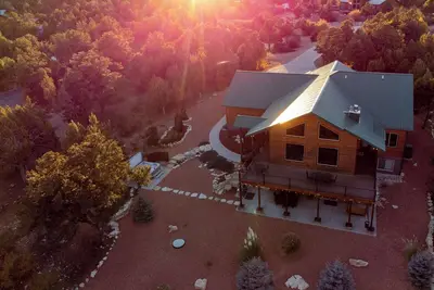 Image de Maison plus récente avec vue sur le canyon, bain à remous, terrain de volley-ball dans la cour avant.