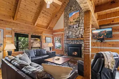 Image de Chalet de montagne confortable dans \"Les lacs\", bain à remous, salle de jeux, foyer, lits king, pêche