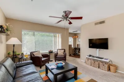 Image de Superbes vues sur le lac! . Bien décoré condo 2bd. À distance de marche des restaurants.