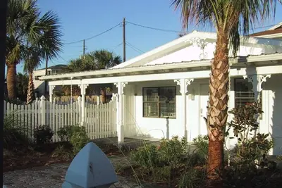 Image de Belle Beach Cottage w / Fontaine Piscine privée