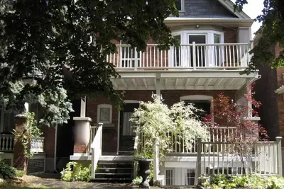 Image de Belle grande 2000sf Trois Bdrm Apt Roncevaux / High Park