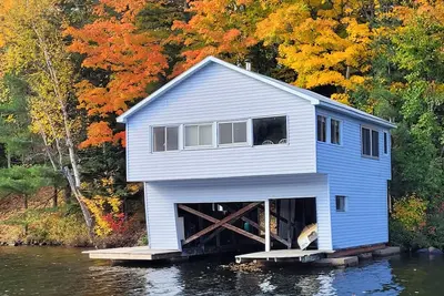 Image de The Boat House - 2 Chalet situé au bord Chambre