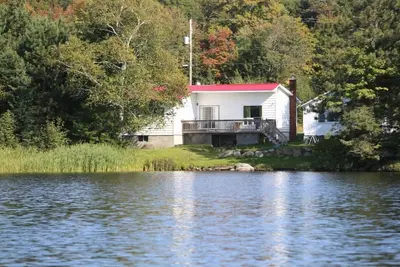 Image de Horn Lake Cottage (4 saison, au bord du lac), Falls Burk