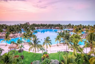 Image de Mayan Palace de Vidanta Cancun / Riviera Maya au Mexique une chambre pour 4 adultes / 2 enfants