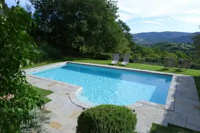 Image de Ferme avec piscine dans un village en Ombrie, pour les groupes et les familles