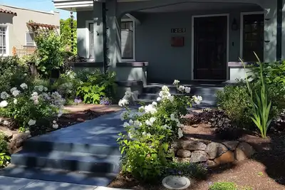 Image de Complètement restauré 1925 Craftsman Home w / ODLiving & Fire Pit! Score de marche 93!