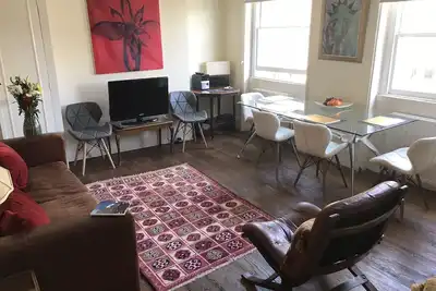 Image de Appartement supérieur dans une maison de ville géorgienne classée dans le centre-sud de Londres