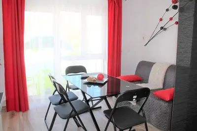 Image de Studio Rouge avec Patio Privé à 200 mètres, 3 mn à pied, Plage de Peniche
