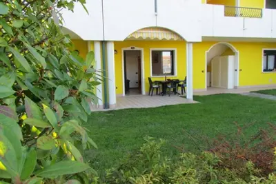 Appartement avec joli jardin dans résidence avec piscine