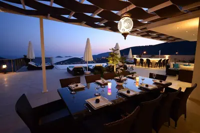 Villa contemporaine, vue imprenable sur la mer, piscine chauffée à débordement, un service de ménage quotidien