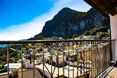 Image de Su Terrassu, une maison sarde typique avec vue sur la mer et la montagne