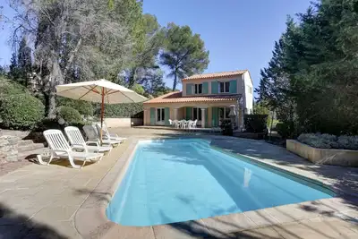 Image de villa de charme, un havre de paix sous les pins parasols Ă 15' de la mer