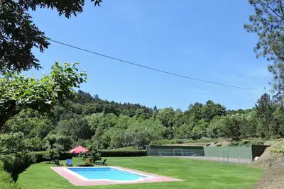 Image de Villa, calme, belle vue avec piscine et court de tennis.