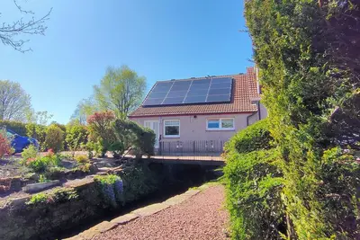 Image de L'Ancien Smiddy Cottage, Balloch, Loch Lomond Construit Sur Une BRÛLURE ÉCOSSAISE - Stream
