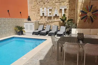 Image de Ferme de style Boutique + piscine ensoleillée privée et terrasse privée ensoleillée à l'étage