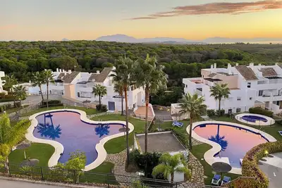 Image de Un penthouse moderne (110 m2) avec vue mer et piscine, 3 chambres et 2 bains