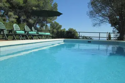 Image de Vues spectaculaires, solarium, grand jardin et piscine.