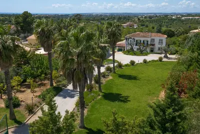 Image de Villa de haute qualité avec piscine dans un endroit paisible et pourtant proche des plages, Restaura