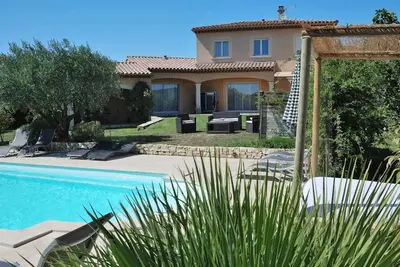 Image de Villa 150 m2 de standing avec sa piscine chauffée et spa privé. Aillan Hervé