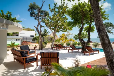 Image de Bungalow unique de 4 chambres face à l'océan avec piscine! Près du village de Placencia!