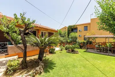 Image de Maison de vacances à 100m de la mer. Jardin avec arbres fruitiers et plantes à fleurs