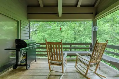 Image de Maison élégante dans la communauté de villégiature avec des plafonds voûtés, King Master on Main, près de souffler Rock